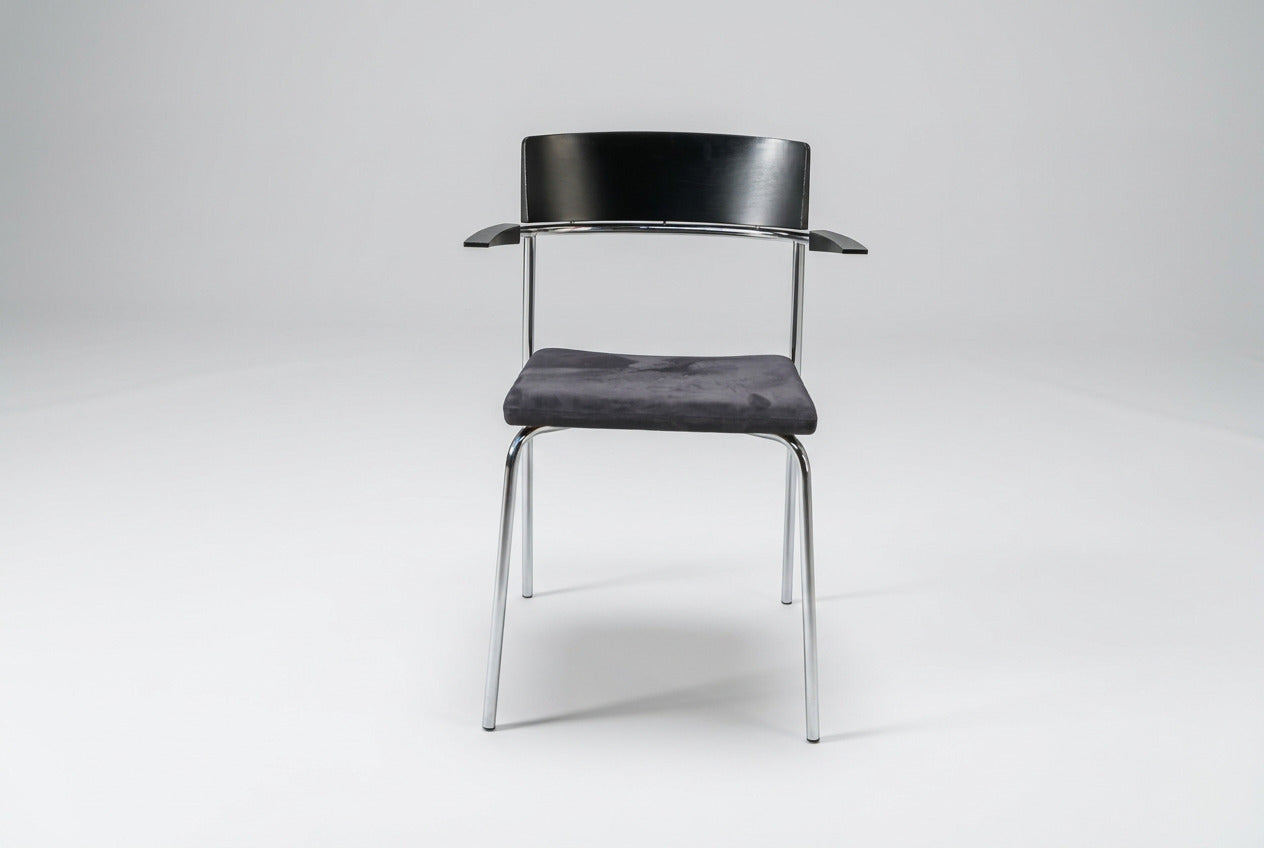 Randers + Radius Cirkum mødestol med alcantara-sæde, sort træryg, armlæn og kromstel set forfra.